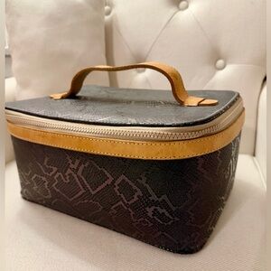 Consuela Train Case, Iridescent Snakeskin.
Stylish beautiful cosmetic bag!